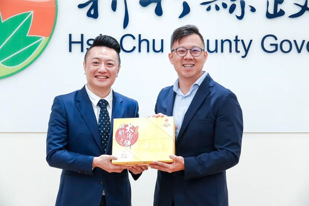 台中市數位局林局長致贈伴手禮予新竹縣數位處。(圖/台中市政府)