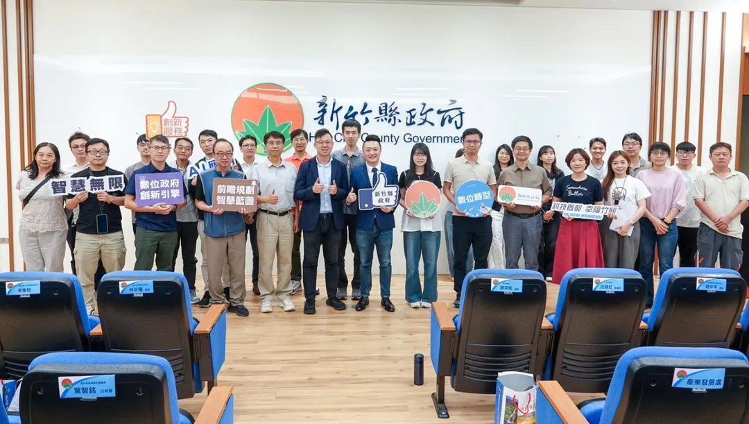 台中市數位發展局率團參訪新竹縣數位發展處全體同仁合影。(圖/台中市政府)