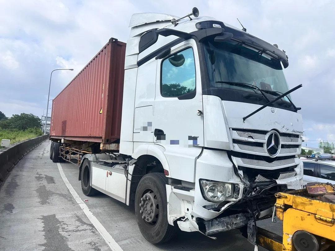 肇事的李男開的聯結車。(圖/中天新聞)