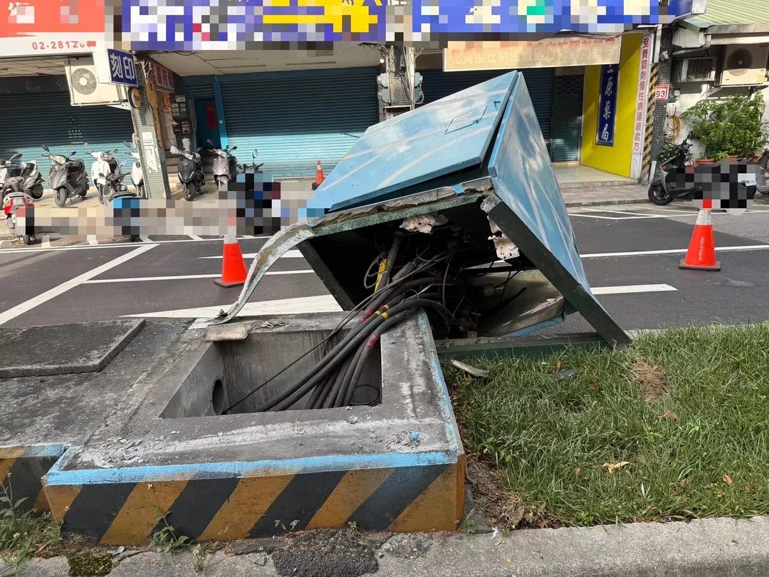 變電箱被撞爛連根拔起。（圖／翻攝畫面）