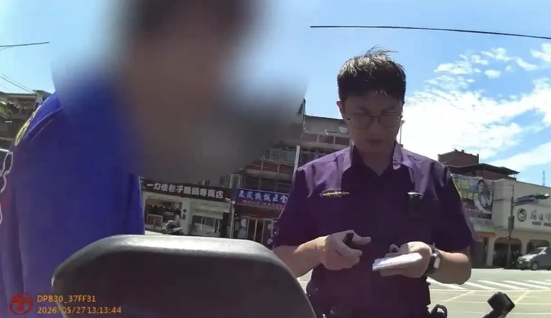 男子最後遭警方攔下依法開罰。(圖/翻攝畫面)