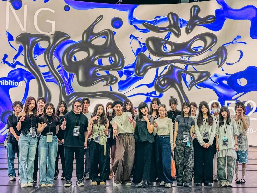 視覺設計師子麵(中)受邀觀展與世新圖傳系師生交流字型設計。(圖/世新大學提供)