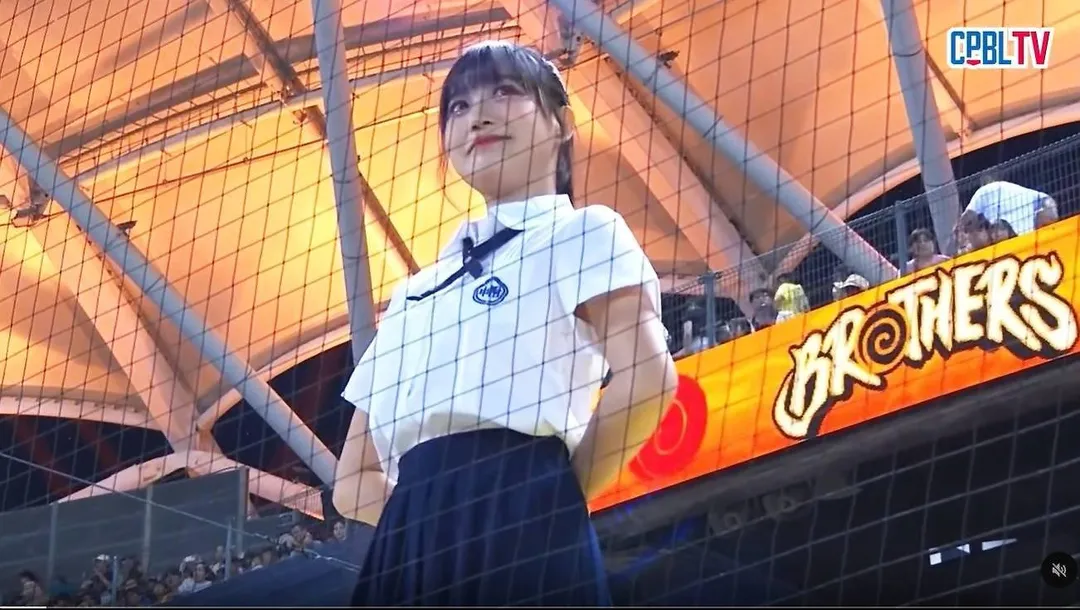 邊荷律也曾穿附中制服表演。（圖／翻攝自CPBLTV）