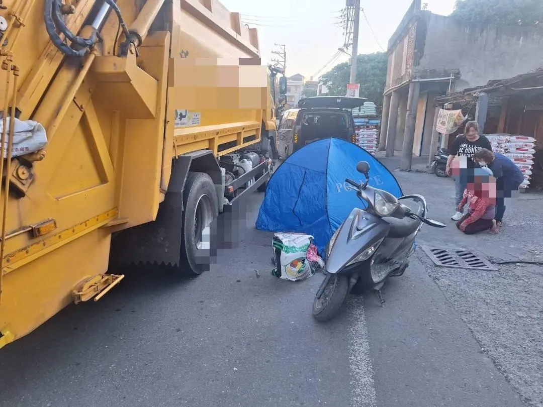 外婆跪癱在藍色小帳篷前泣不成聲。（圖／翻攝畫面）