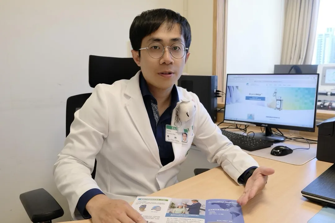 陳昶醫師指出，憂鬱症反覆發作且藥物效果不佳，可能與腦部情緒調節失衡有關。現代精神醫學透過精準介入治療，針對相關腦區進行調節改善。（圖／亞東醫院）