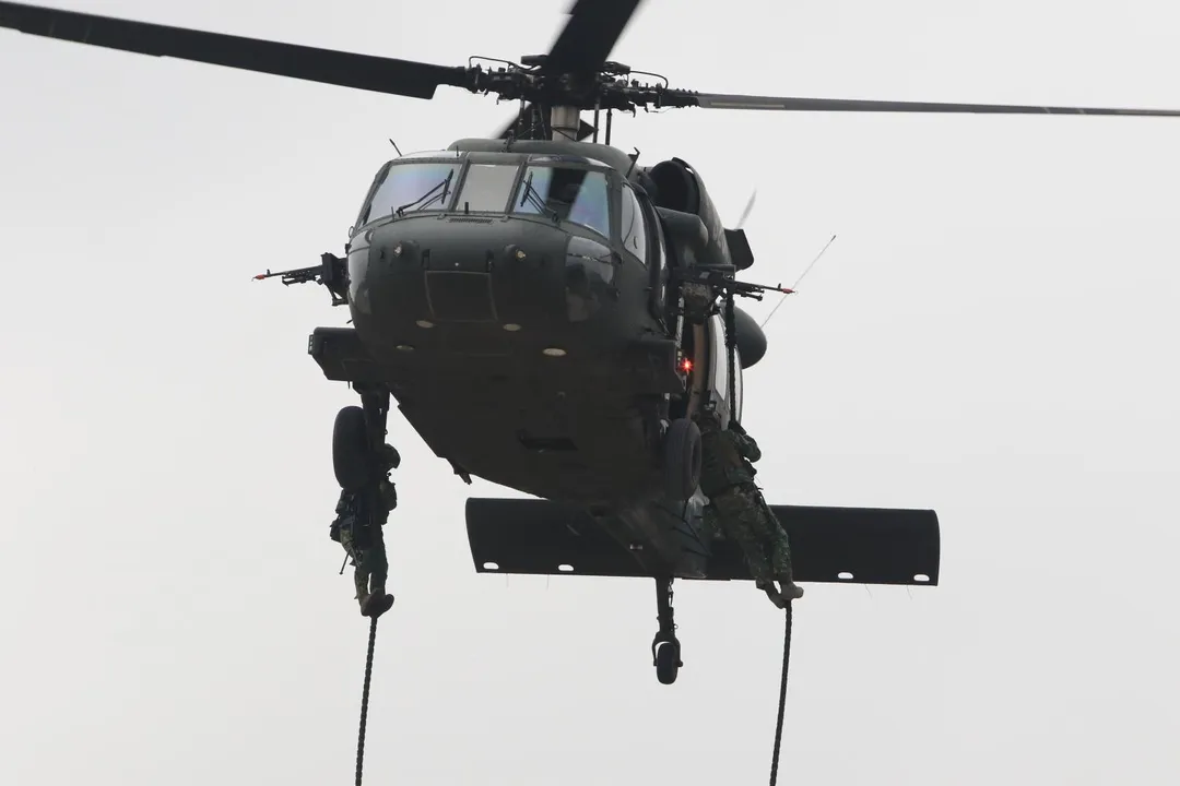 UH-60M直升機搭載特戰官兵繩降。(圖/宋玉寧攝)