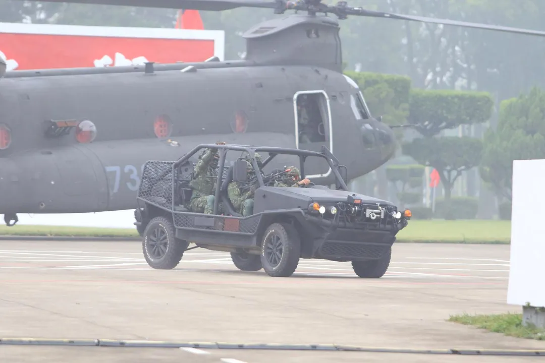 由CH-47SD直升機機艙內駛出的快速突擊車。(圖/宋玉寧攝)