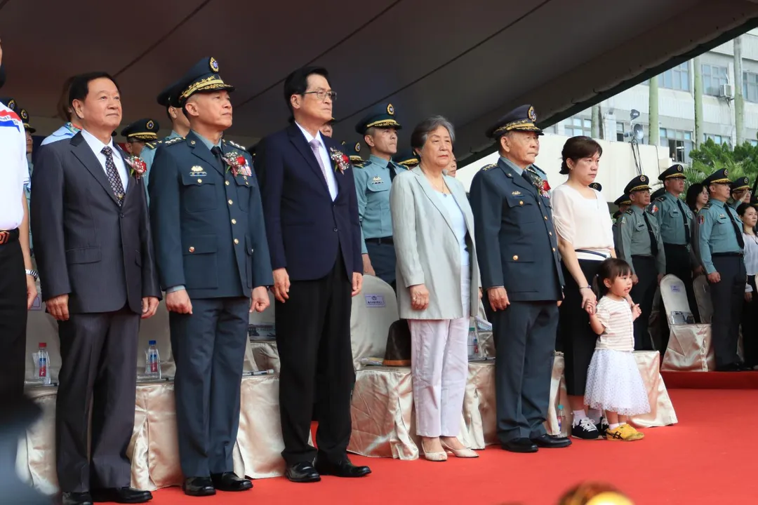 受邀前任總司令、司令，包括王信龍(左一)、鍾樹明(左二)、嚴德發(左三)、霍守業(右二)。(圖/宋玉寧攝)
