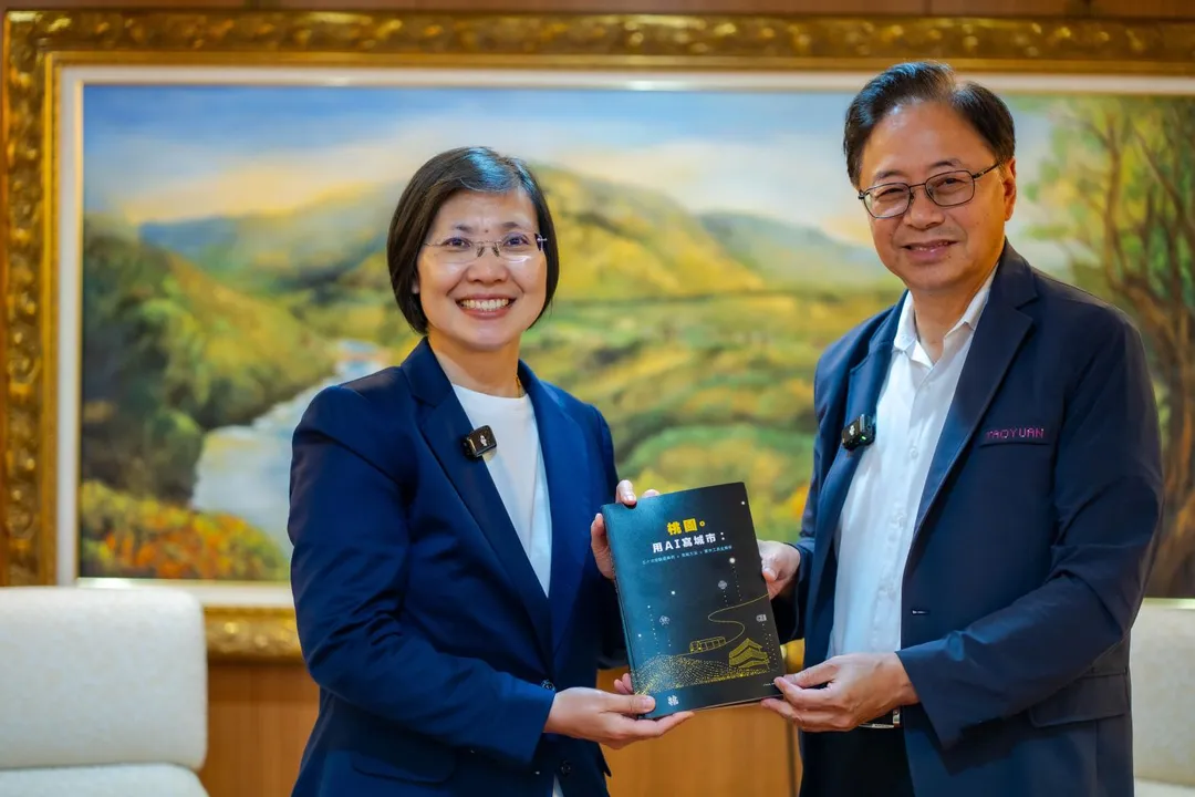桃園市長張善政（右）贈送徐欣瑩（左）《桃園。用AI寫城市》專書，分享桃園推動「智慧治理」的具體行動藍圖。(圖／徐欣瑩辦公室提供)