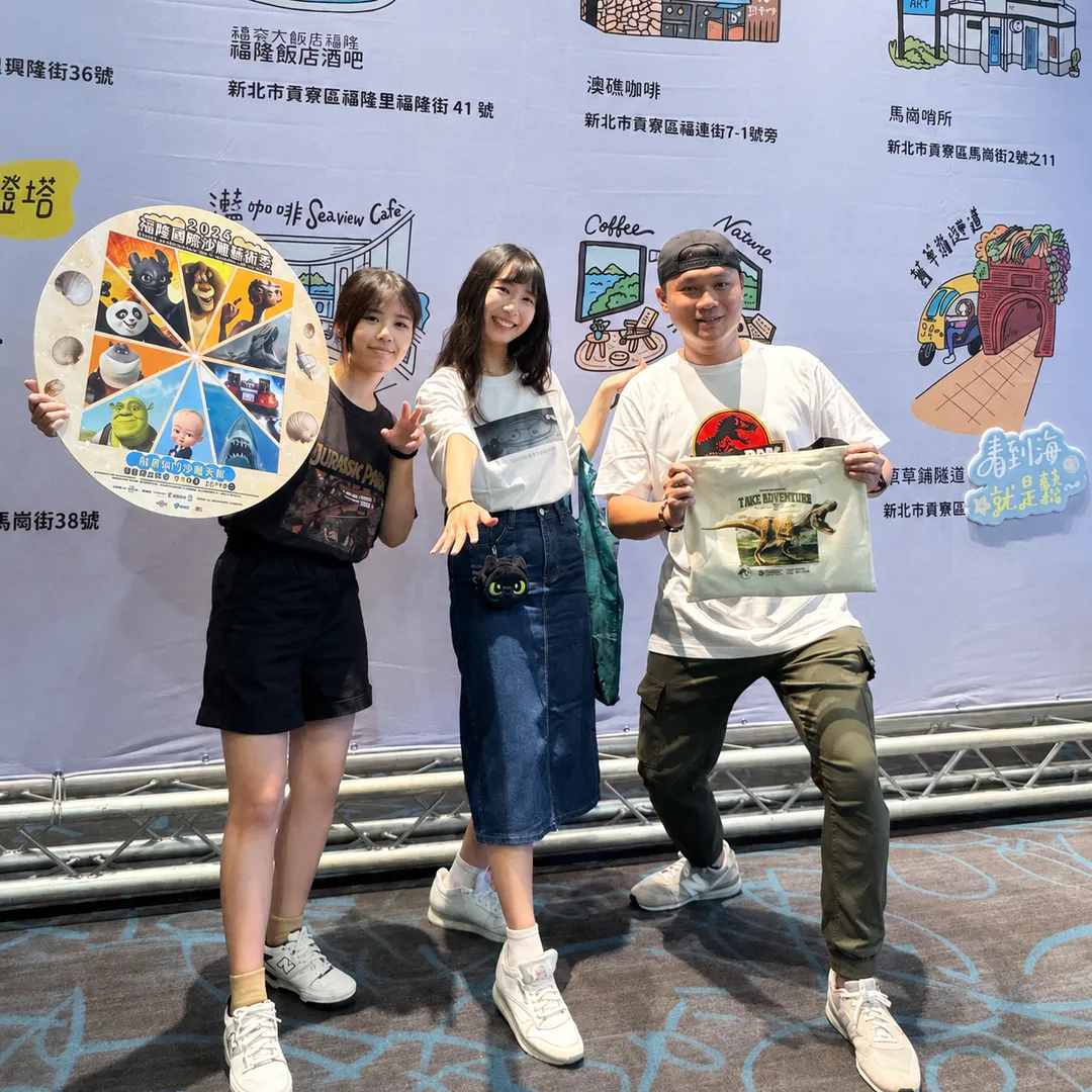 福隆國際沙雕藝術季民眾合影。（圖／福容大飯店提供）