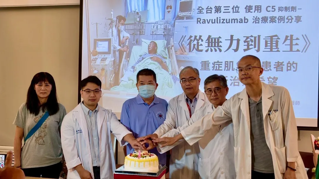 院方準備蛋糕慶祝，家屬獻花致謝主治醫師黃文謙與醫療團隊。（圖／彰化秀傳醫院）