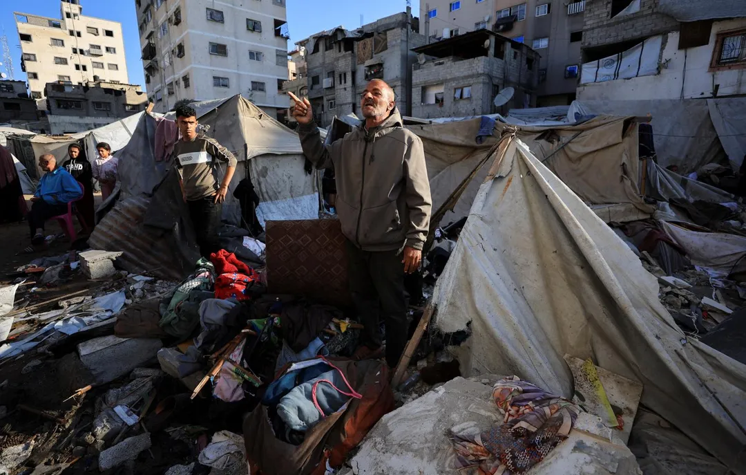 5月28日，加薩加薩市（Gaza City），巴勒斯坦人查看以色列空襲現場的損毀。（圖／路透社）