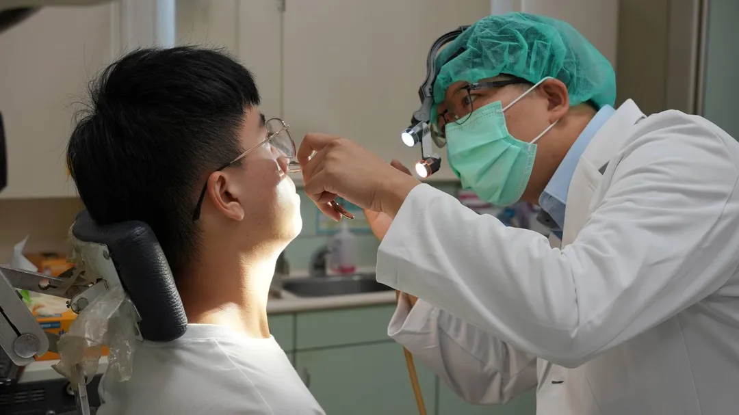 通常給予口服抗生素、鼻噴劑及鼻腔沖洗等初步治療。若效果不佳，「微創內視鏡鼻竇手術」是可以考慮的手術治療方式。（圖／嘉義基督教醫院）