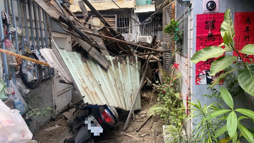 老舊房屋發生倒塌，導致對面住戶出入口受阻。（圖／翻攝畫面）