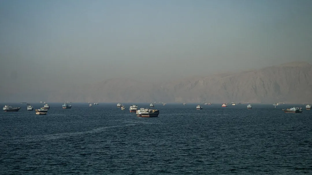 5月29日，從阿曼穆桑代姆（Musandam）拍攝的荷莫茲海峽船隻。（圖／路透社）