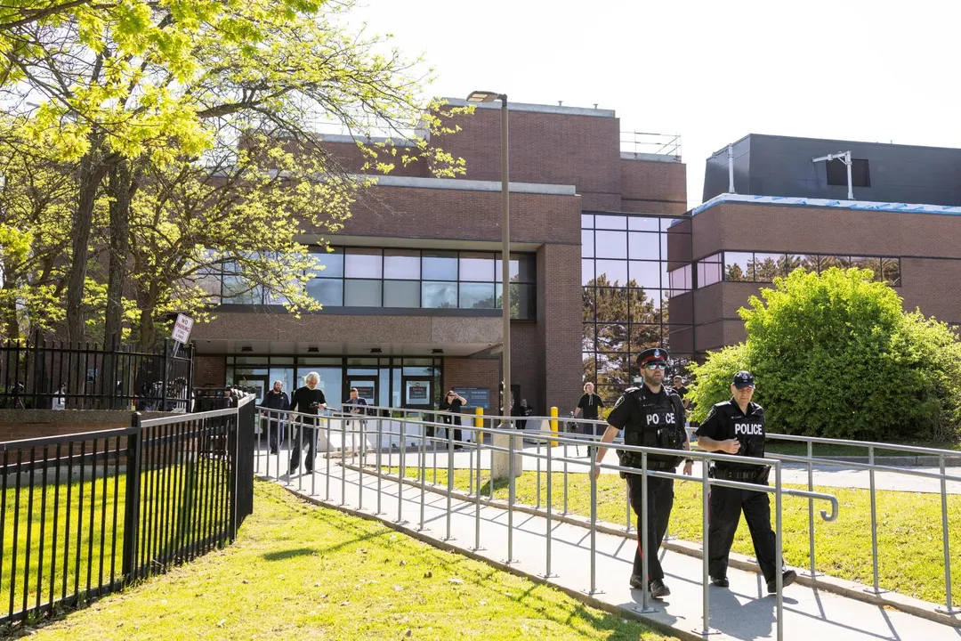 5月29日，加拿大安大略省紐馬克特（Newmarket），警方在高等法院外執勤。（圖／路透社）