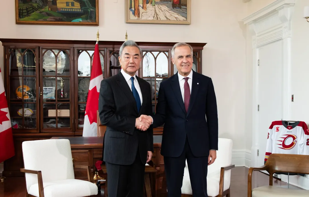 加拿大總理卡尼在渥太華會見大陸外交部長王毅。（圖／新華社）
