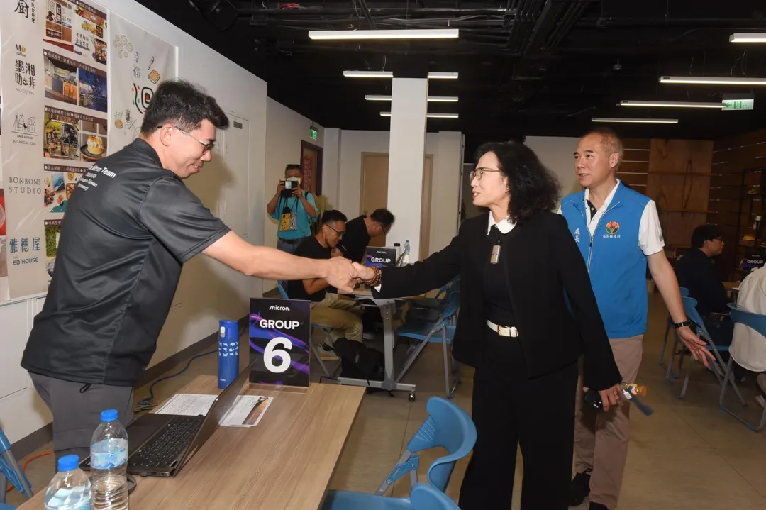 苗栗縣副縣長邱俐俐向美光團隊致意。（圖／苗栗縣政府提供）