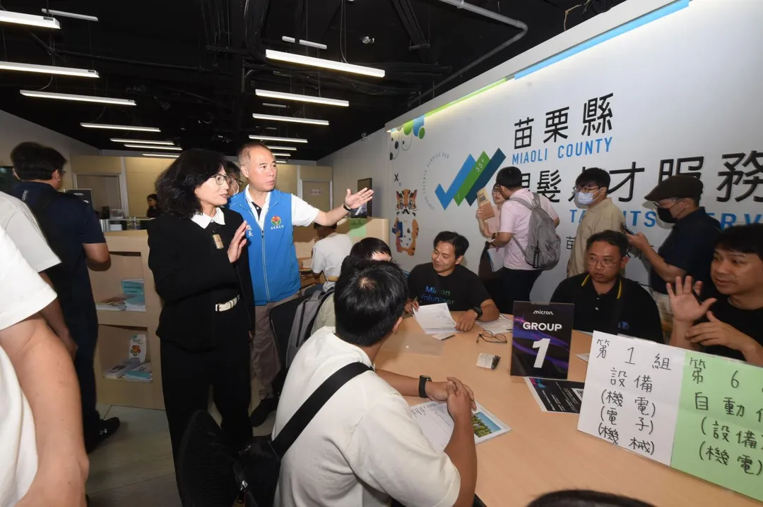 苗栗縣副縣長邱俐俐為應徵者打氣。（圖／苗栗縣政府提供）