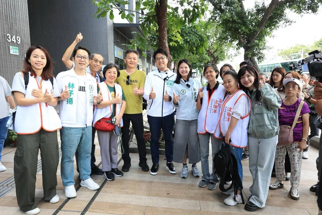 民進黨台北市長參選人沈伯洋與同黨民代至大龍市場掃街。(圖/翻攝沈伯洋臉書)