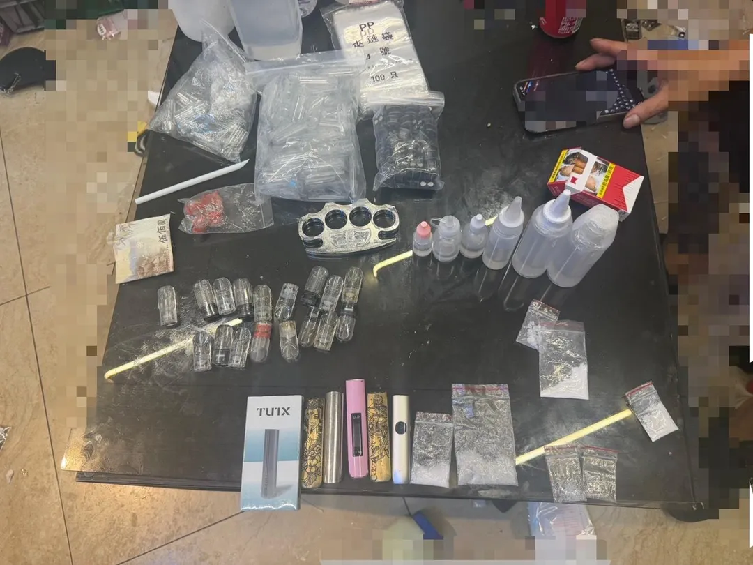 苗栗警分局日前就成功搗破一處隱身於民宅的毒品精裝加工據點,當場查獲高達471公克的毒品原料及大批極為專業的加工工具。(圖/翻攝畫面)