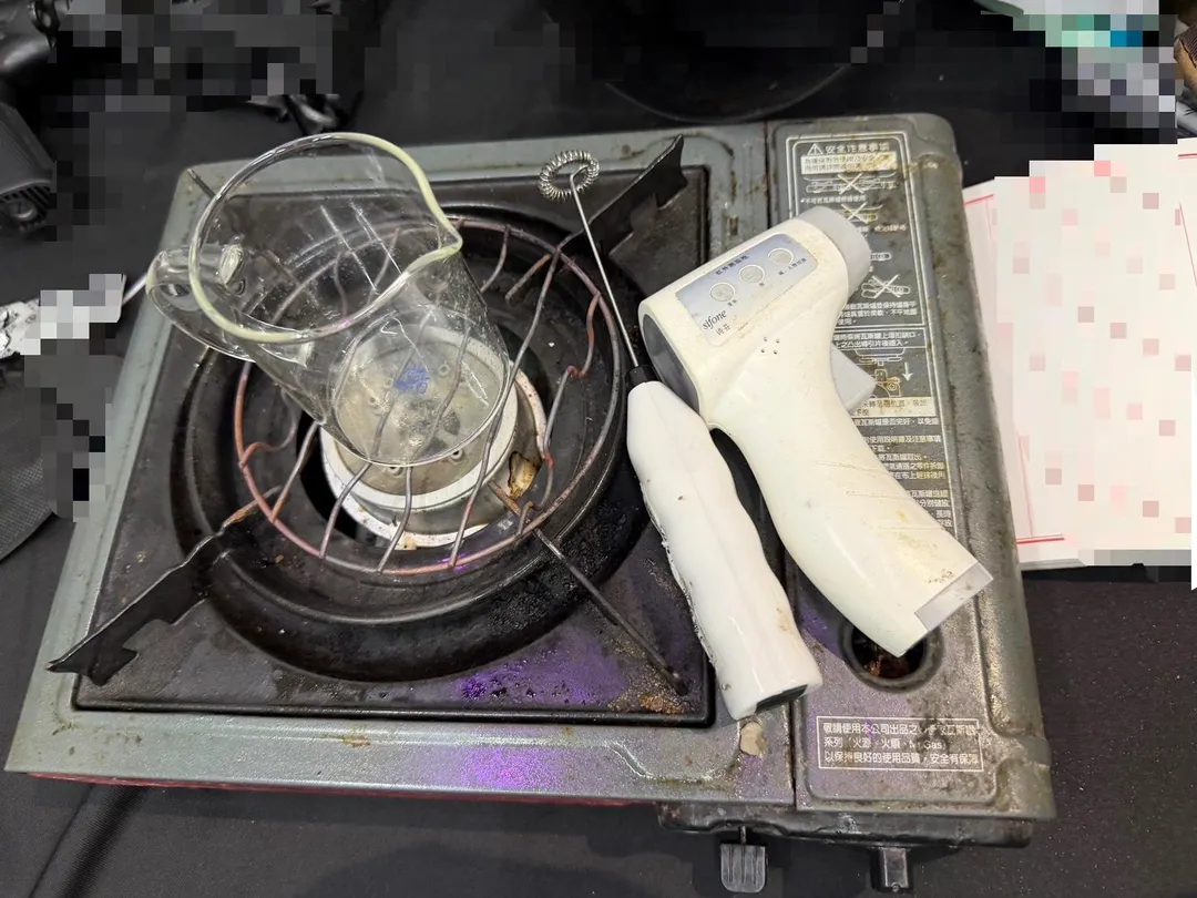 苗栗警分局日前就成功搗破一處隱身於民宅的毒品精裝加工據點,當場查獲高達471公克的毒品原料及大批極為專業的加工工具。(圖/翻攝畫面)