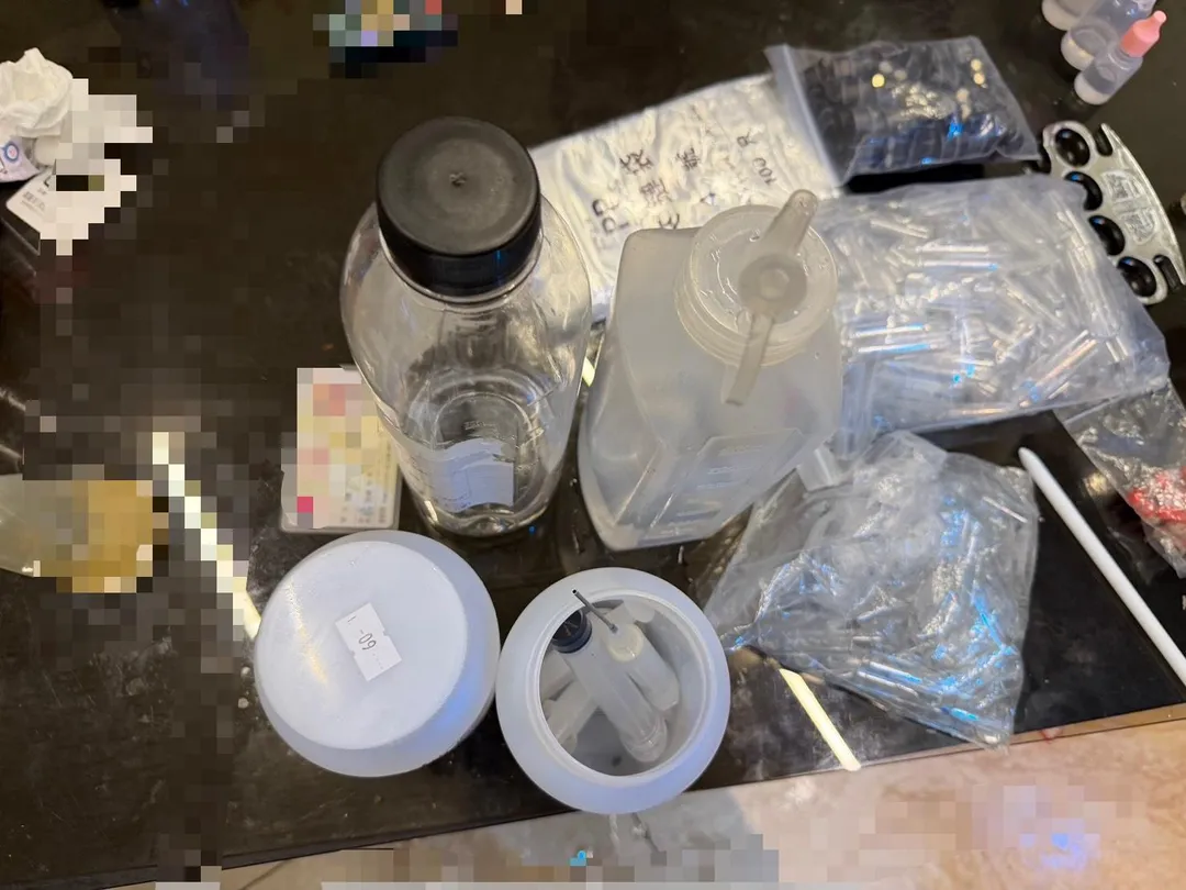 苗栗警分局日前就成功搗破一處隱身於民宅的毒品精裝加工據點,當場查獲高達471公克的毒品原料及大批極為專業的加工工具。(圖/翻攝畫面)