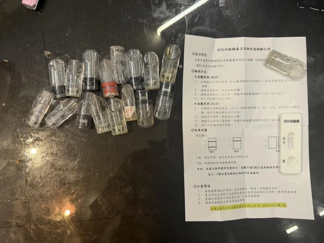 苗栗警分局日前就成功搗破一處隱身於民宅的毒品精裝加工據點,當場查獲高達471公克的毒品原料及大批極為專業的加工工具。(圖/翻攝畫面)