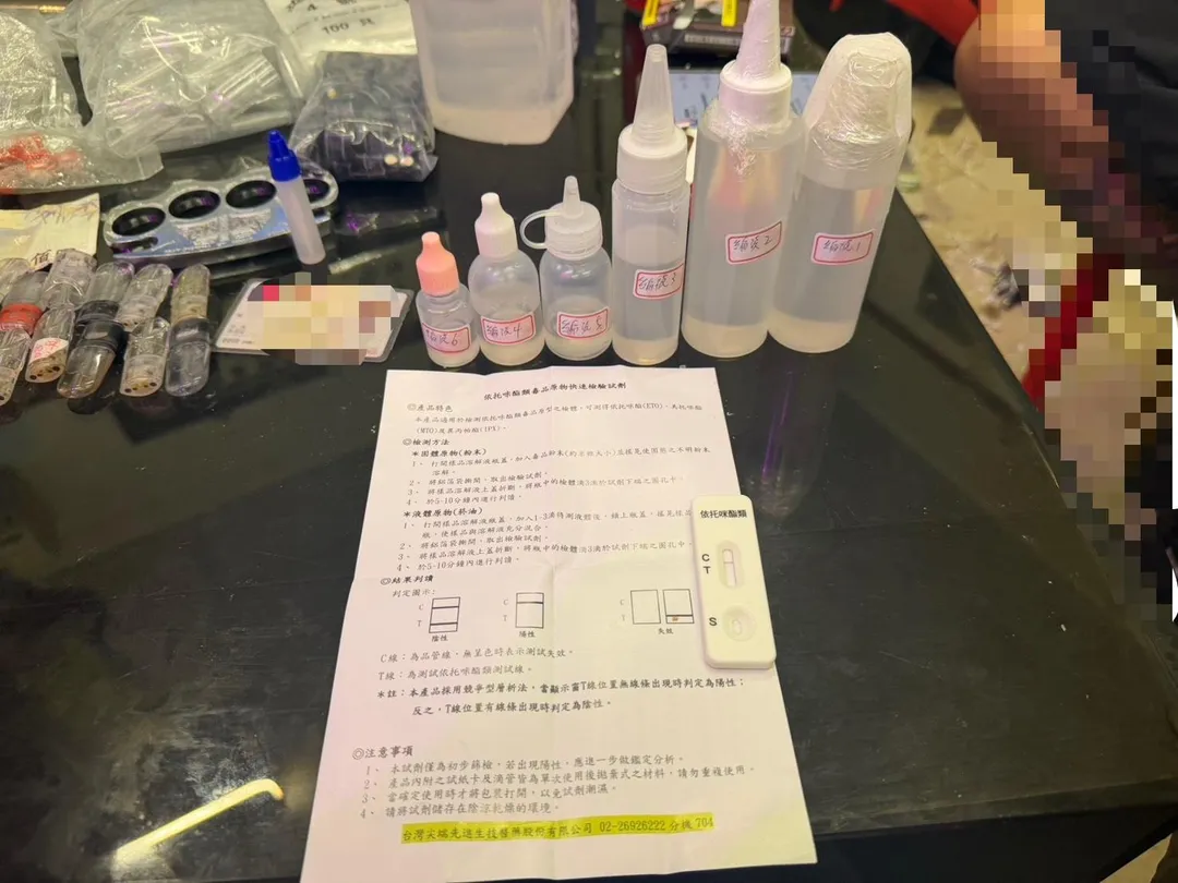 苗栗警分局日前就成功搗破一處隱身於民宅的毒品精裝加工據點,當場查獲高達471公克的毒品原料及大批極為專業的加工工具。(圖/翻攝畫面)