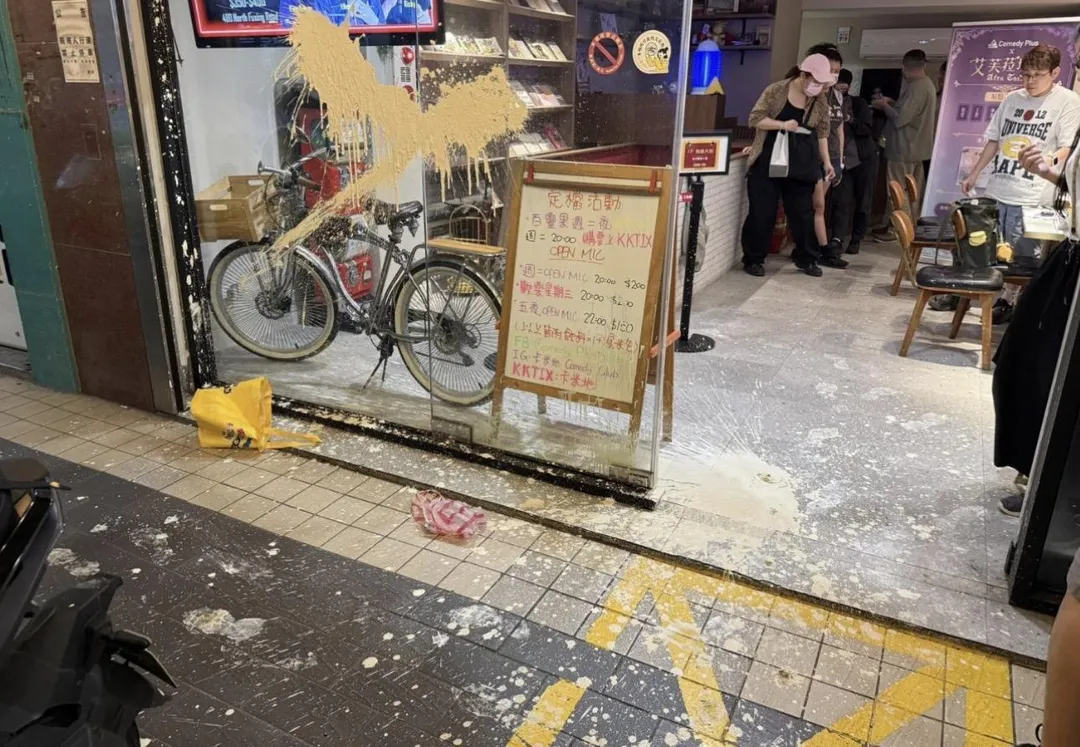 卡米地喜劇俱樂部5月間遭潑糞。（圖／翻攝畫面）