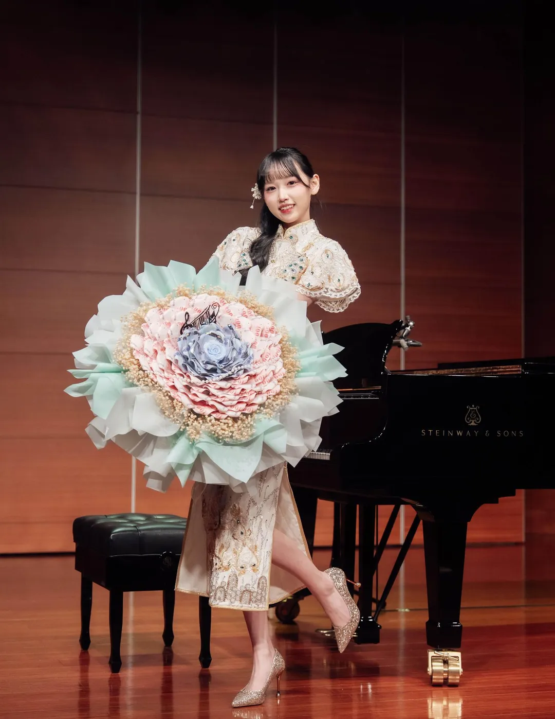 伊品媽媽霸氣送「有錢花」超吸睛。（圖／好言娛樂 提供）