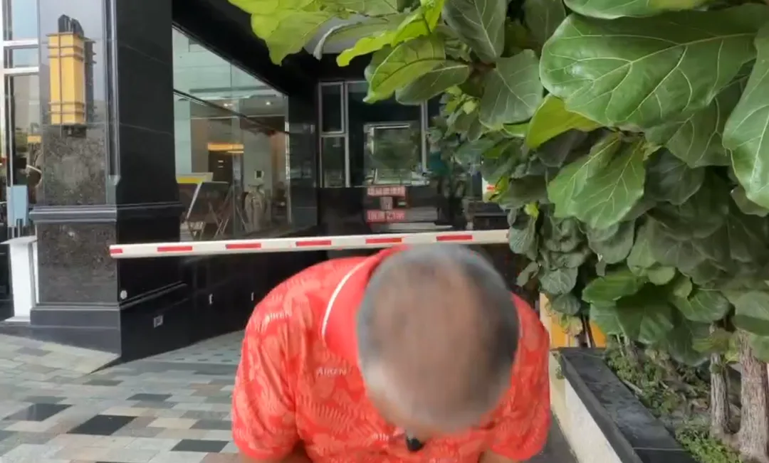 近日有豪車觀光團違規駛入玉山登山口打卡引發爭議，帶頭的葉姓男子3鞠躬道歉。（圖／翻攝畫面）