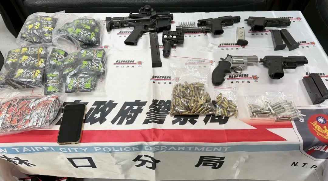 警方查扣大量毒品與槍支彈藥。(圖/翻攝畫面)