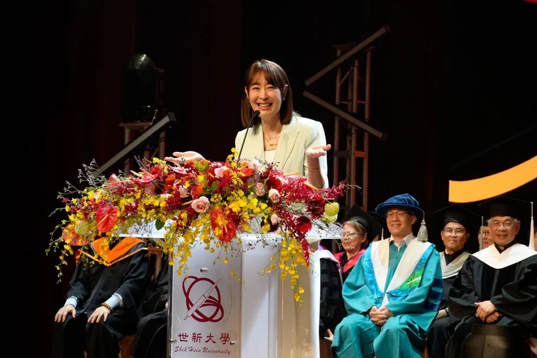 世新大學畢典邀賈永婕致詞,勉畢業生做照亮別人的光。(圖/世新大學提供)