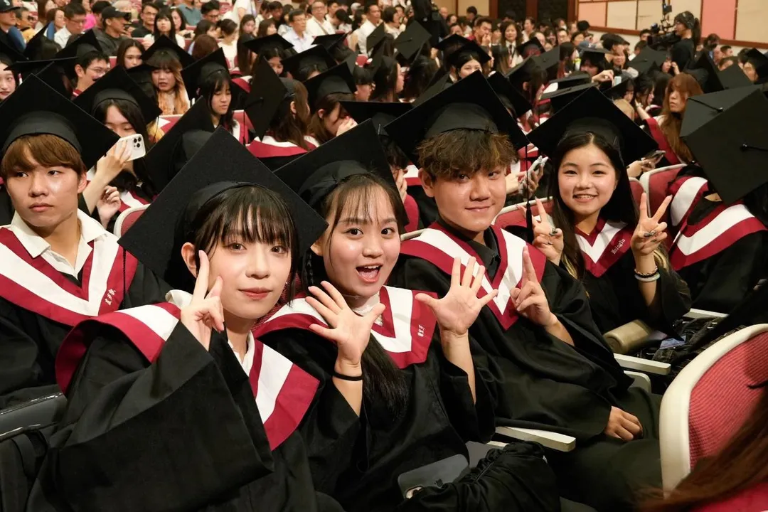世新大學畢業生在祝福聲中迎向人生新階段。(圖/世新大學提供)