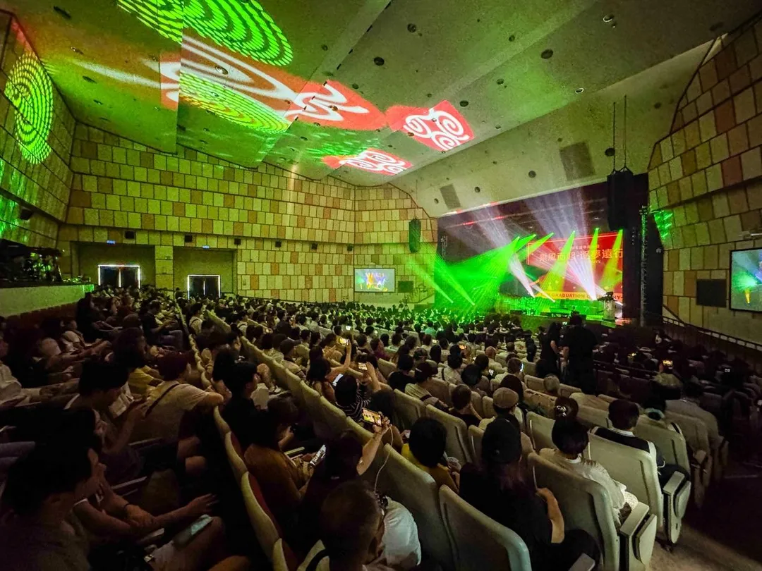 世新大學畢業典禮準備燈光秀,為畢業生慶祝重要時刻。(圖/世新大學提供)