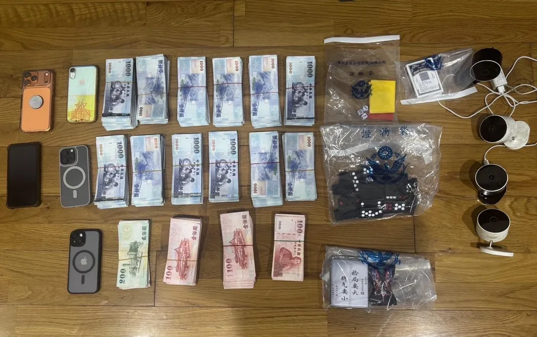 警方查扣百萬現金等證物。（圖／翻攝畫面）