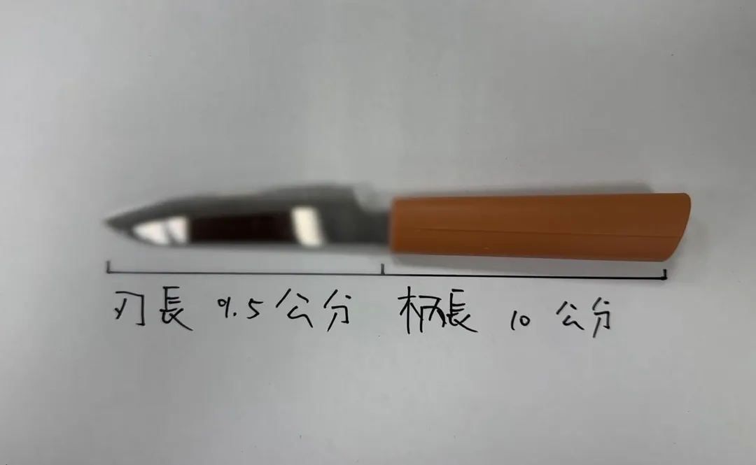 警方查扣水果刀。（圖／翻攝畫面）