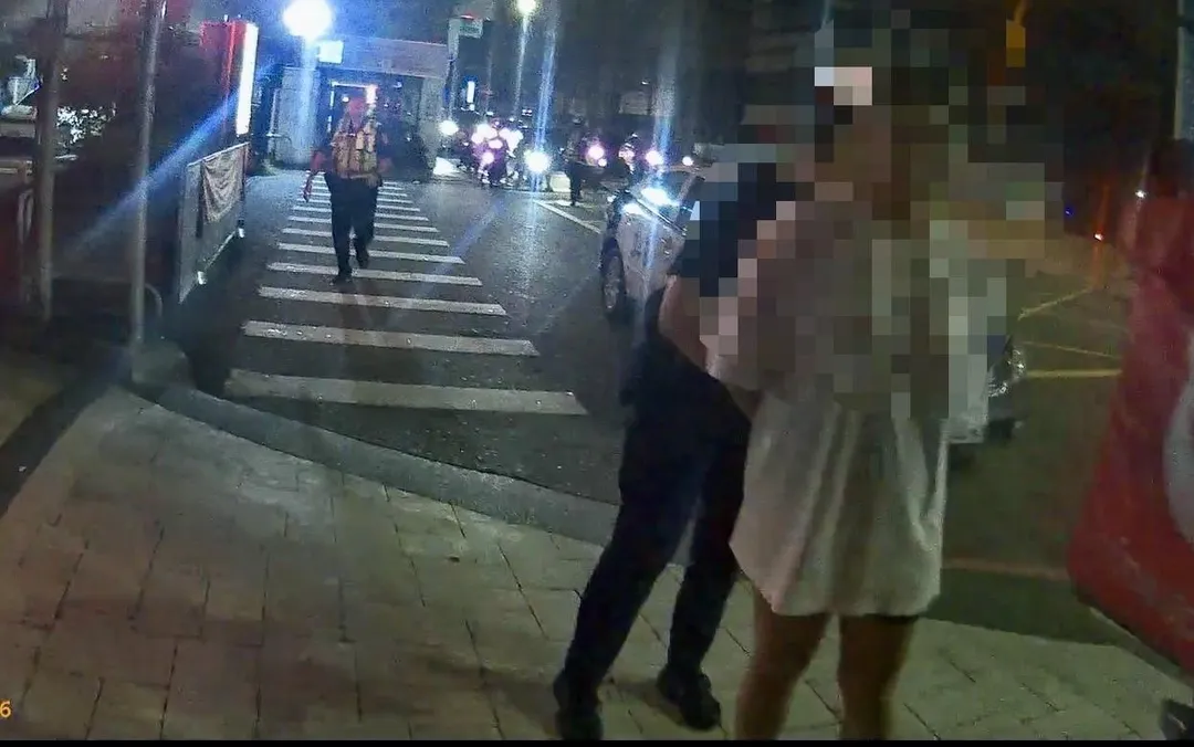 女子因亮刀也遭警方上銬管束。（圖／翻攝畫面）