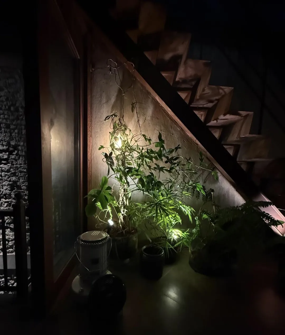 戶外銹鐵樓梯與造景。（圖／黃宏輝提供）