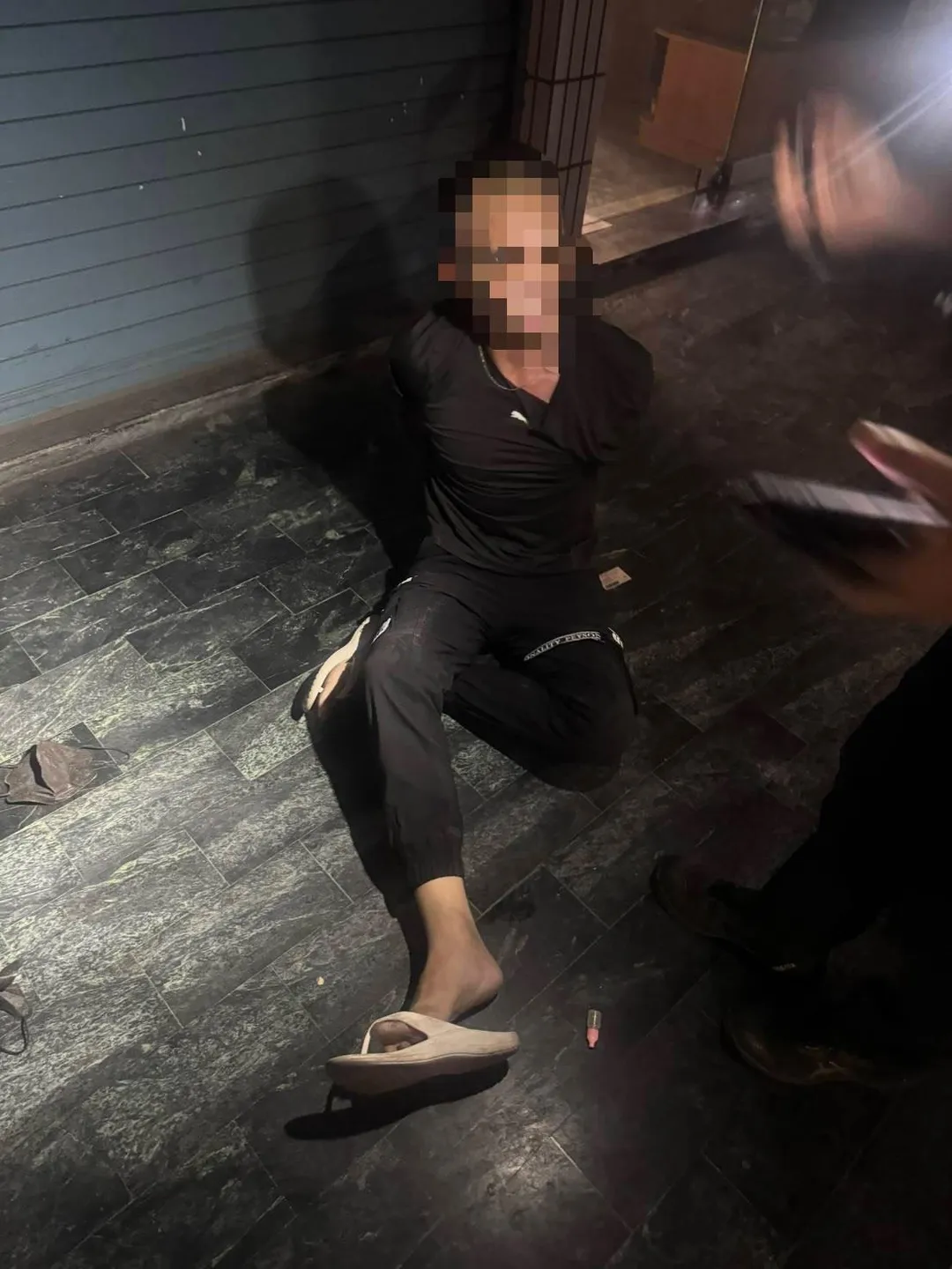 兵男遭到警方圍捕還在車上搜出喪屍煙彈。(圖/警方提供)