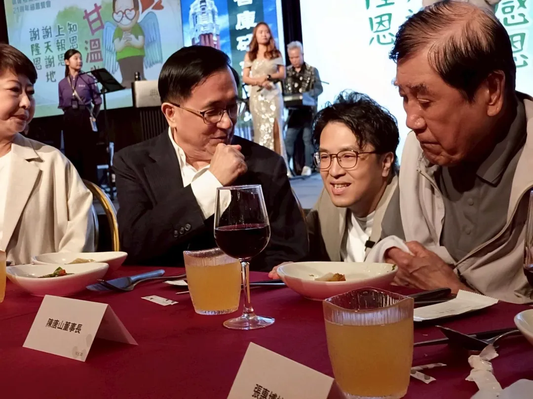 前總統陳水扁分享沈伯洋蹲下身請益的照片。（圖／翻攝陳水扁threads）