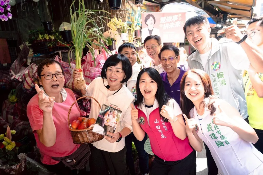 蘇巧慧31日帶著新北市議員參選人小雞們掃菜市場拜票。（圖／蘇巧慧競辦提供）