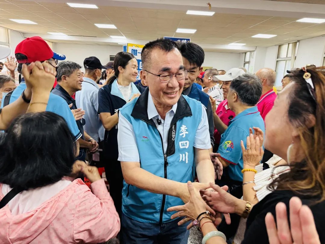 李四川受到支持者歡迎。(圖/李四川競辦提供)