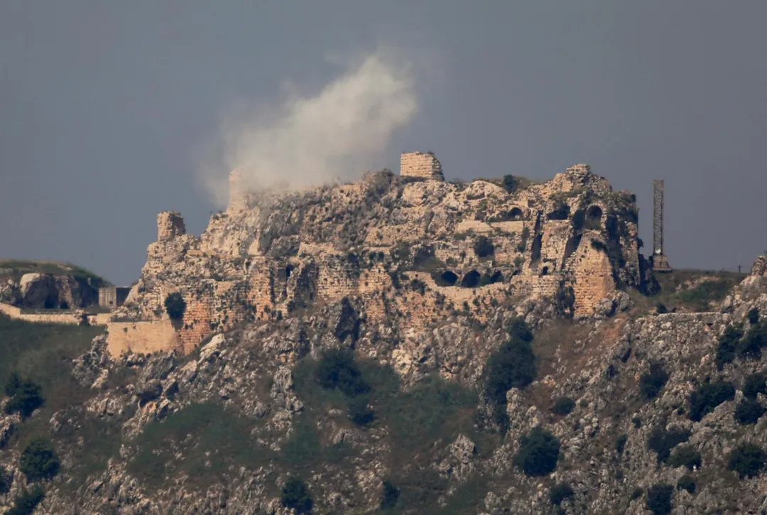 黎巴嫩博福特城堡27日遭受空襲後升起濃煙。 （圖／路透社）