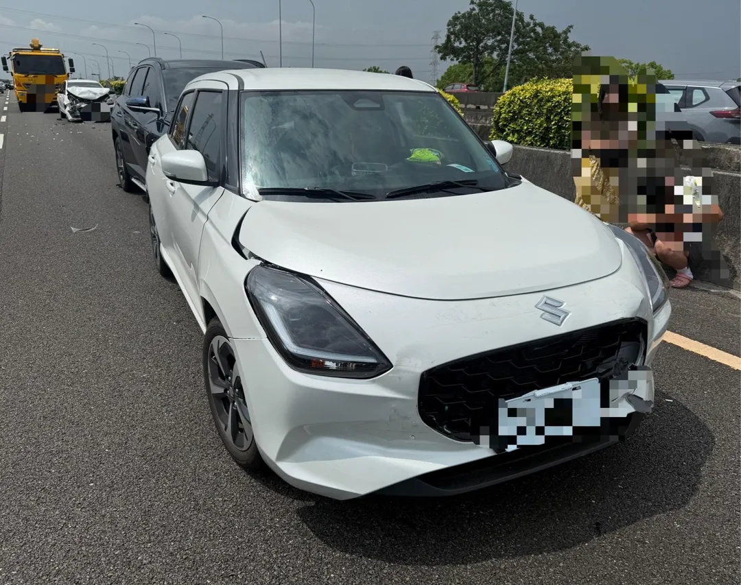 多輛汽車遭波及。（圖／中天新聞，下同）