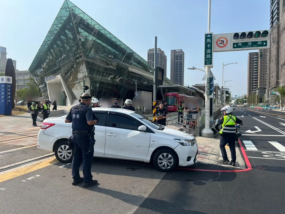 高雄市政府捷運工程局與高捷公司亦呼籲所有用路人，行經輕軌運行路段應減速慢行並遵守相關交通號誌指引，切莫投機違規搶快。（圖／警方提供）