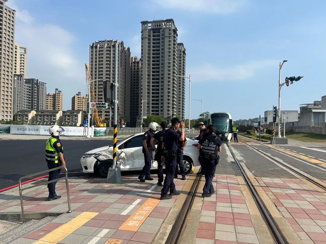 事故現場無人明顯受傷，蔡女表示胸口有碰撞情形，意識清楚，救護人員檢視後無發現明顯外傷，隨後送聯合醫院檢查。（圖／警方提供）
