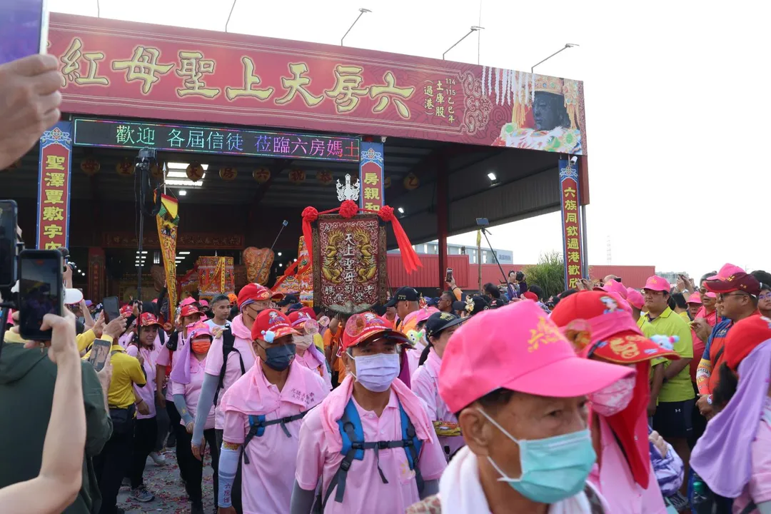 成千上萬信徒湧入土庫過港紅壇，恭迎六房媽祖起駕，場面熱鬧非凡。（圖／雲林縣政府提供）
