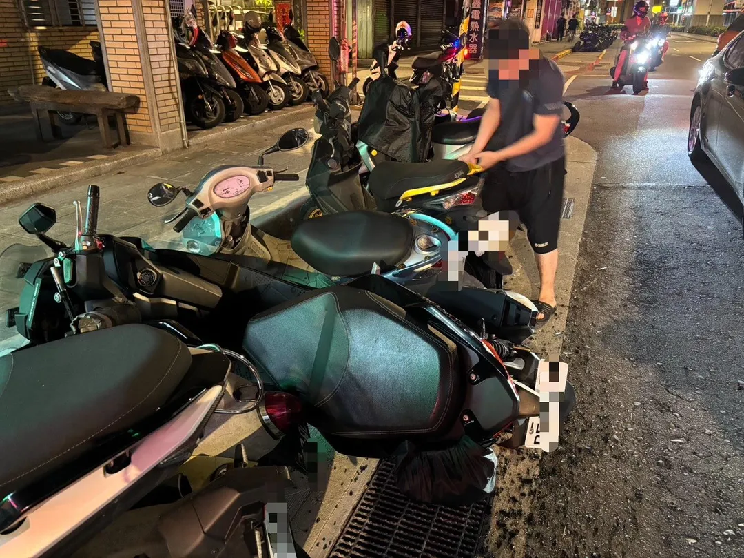 982公車行經中和景平路時突偏右，撞毀路旁7輛機車。（圖／警方提供）